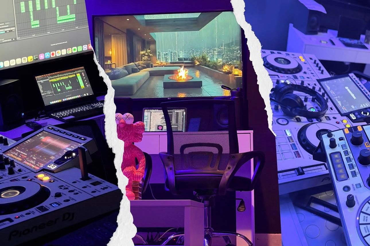 Cabina de DJ con controlador, monitores y biblioteca musical en Rekordbox