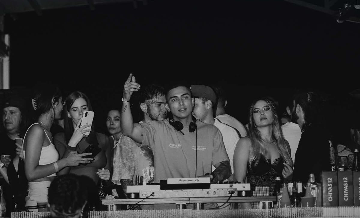 Santiago Rendón mezclando en cabina con equipo Pioneer DJ ante el público
